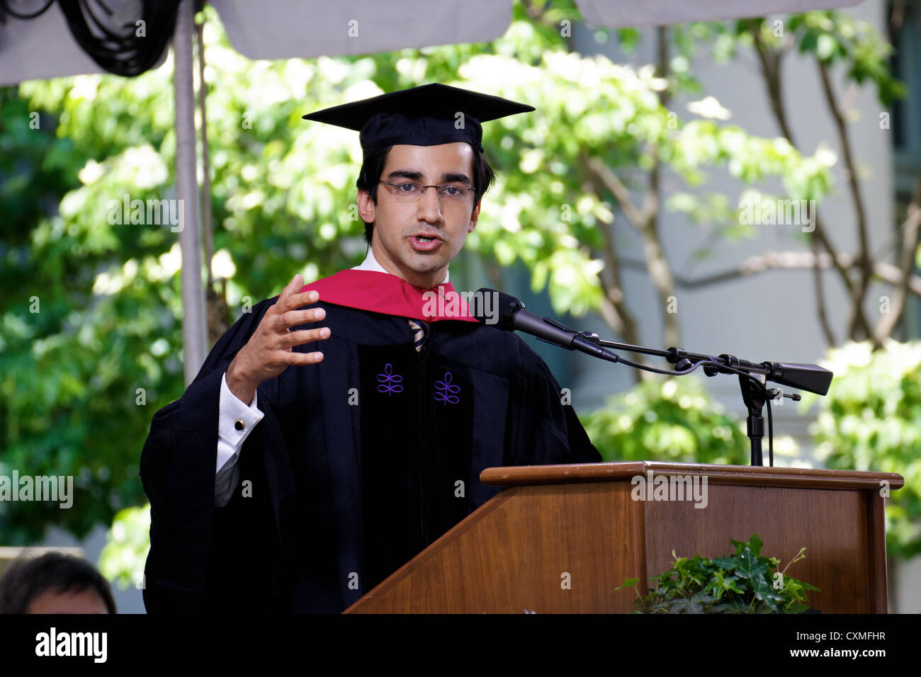 Laurea Master di leggi rappresentante di classe Saad Rasool parla a cerimonie di laurea alla Scuola di Diritto di Harvard nel 2011. Foto Stock