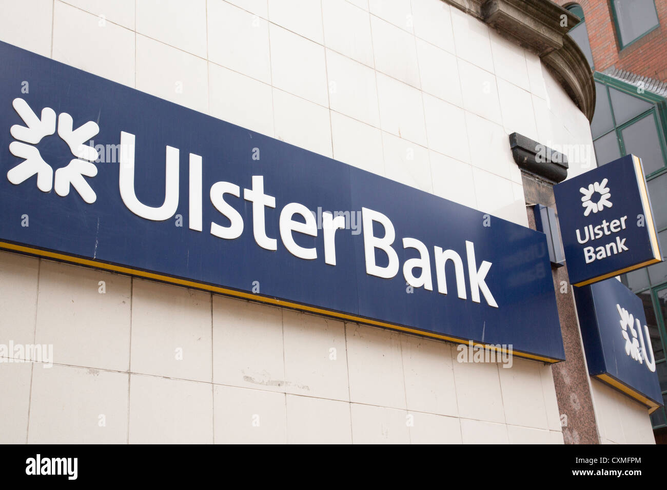 Ulster Bank segno con logo RBS nel centro della città di Belfast, County Antrim, Irlanda del Nord, Regno Unito Foto Stock