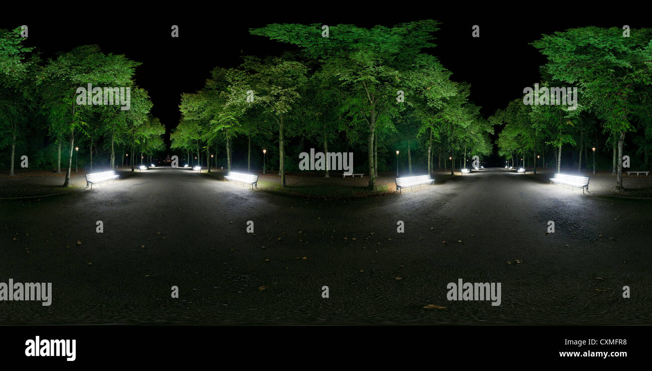 360 gradi panorama sferica dell'incandescente panchine in '' Hofgarten park a Düsseldorf, Germania Foto Stock