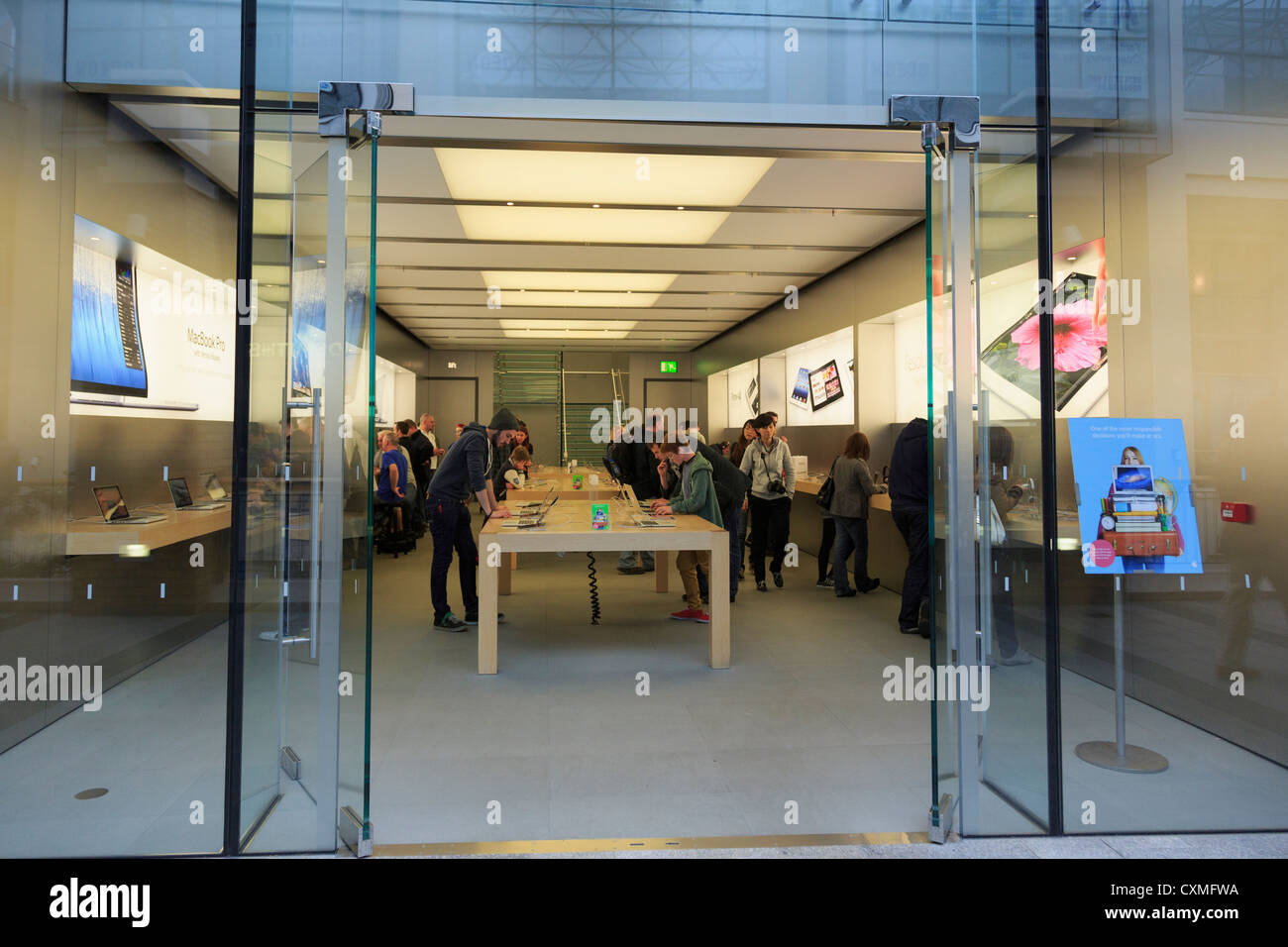 I clienti all'interno dell'Apple store in Victoria Square, Belfast, Co Antrim, Irlanda del Nord, Regno Unito Foto Stock
