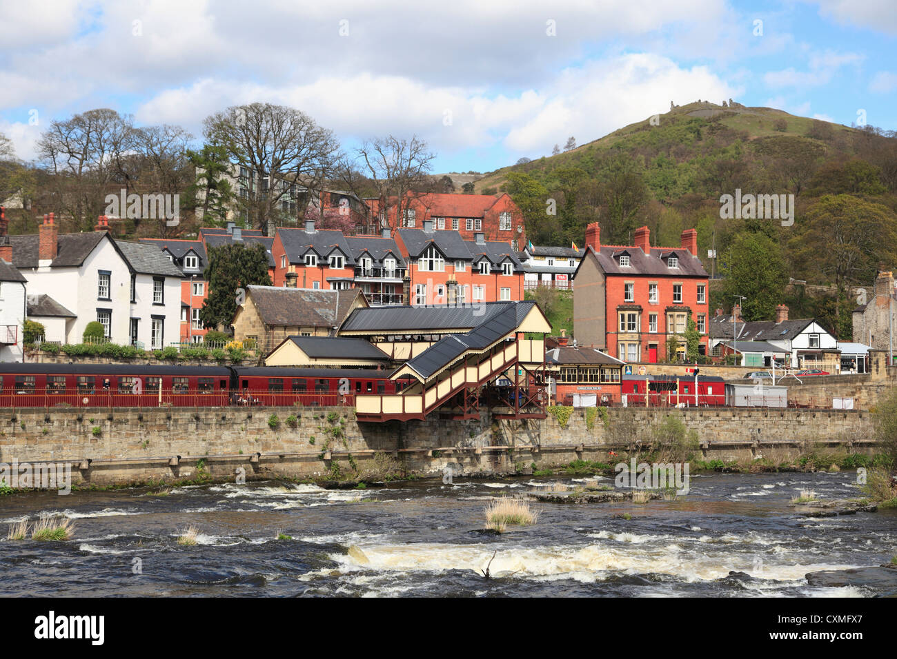 Fiume Dee, Stazione Ferroviaria, Llangollen, Dee Valley, Denbighshire, il Galles del Nord, Wales, Regno Unito Foto Stock