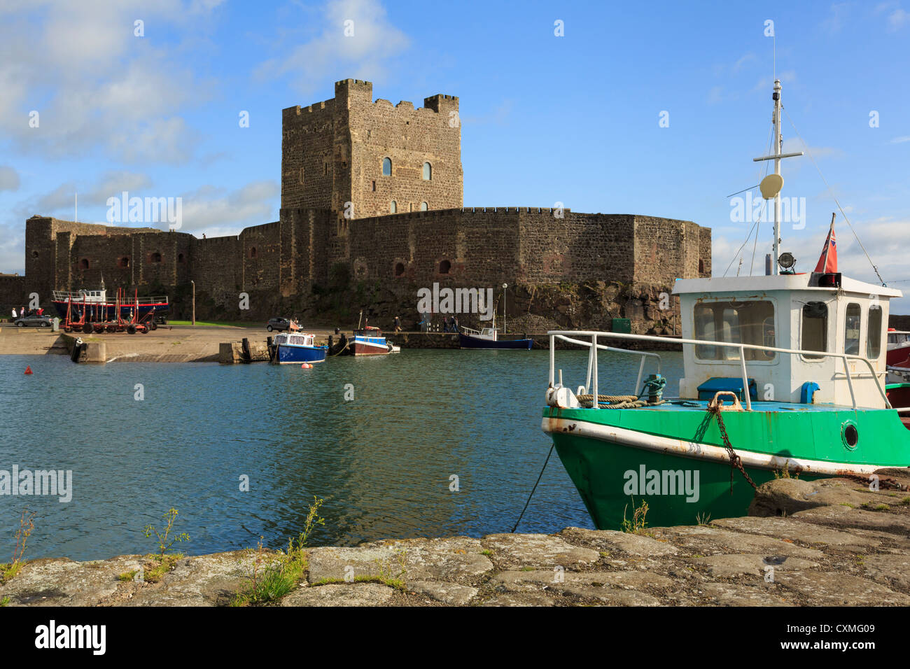 Vista sulle acque del XII secolo il castello normanno 1177 su Belfast Lough a Carrickfergus, County Antrim, Irlanda del Nord, Regno Unito Foto Stock