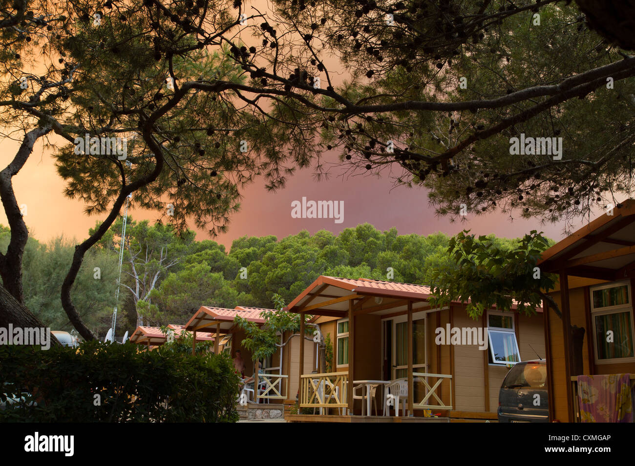Forrest fire in Spagna fa un drammatico cielo al di sopra di un parco di vacanze nella costa brava Foto Stock
