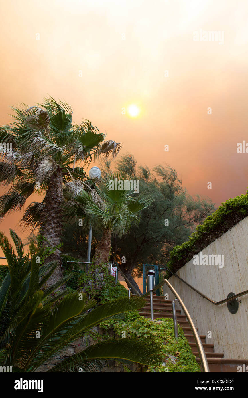Forrest fire in Spagna fa un drammatico cielo al di sopra di un parco di vacanze nella costa brava Foto Stock