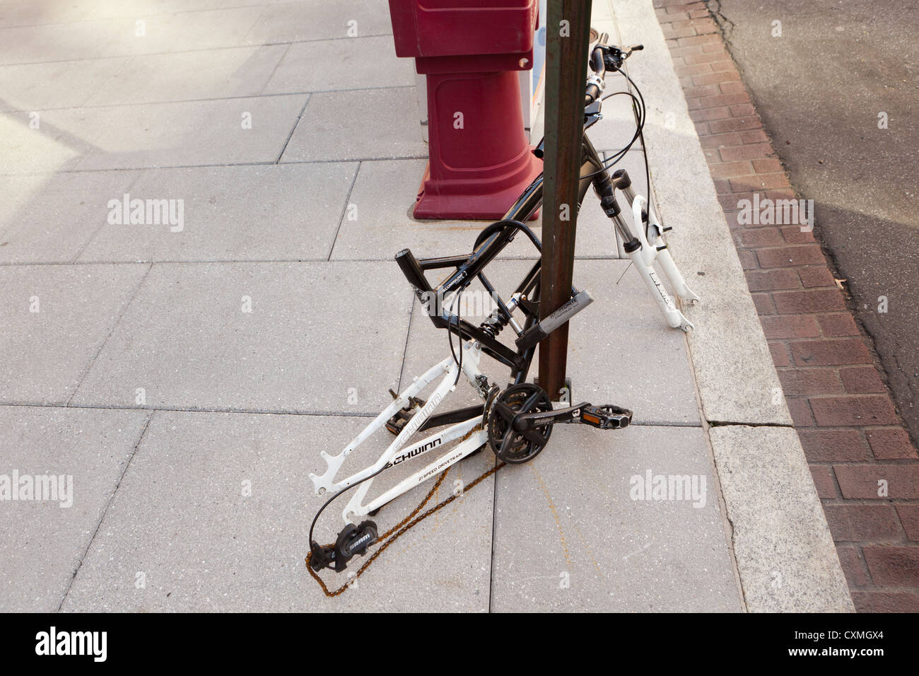 Vandalizzato bicicletta su strada segno post (vandalizzato bike frame) - USA Foto Stock