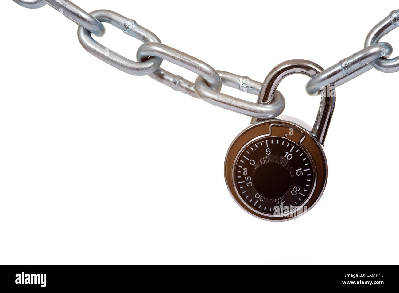 Una serratura a combinazione e una catena d'argento su sfondo bianco con copia spazio, il concetto di sicurezza Foto Stock