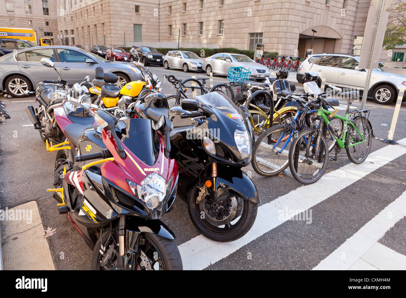 Parcheggio per motociclette e biciclette - USA Foto Stock