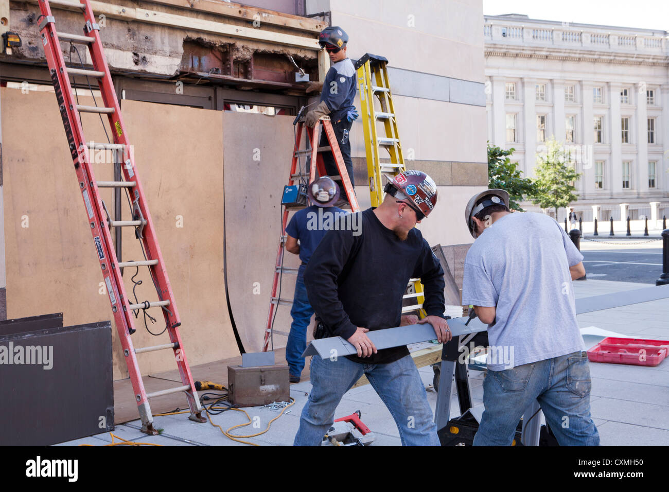 Lavoratori edili riparazione esterno dell edificio - Washington DC, Stati Uniti d'America Foto Stock