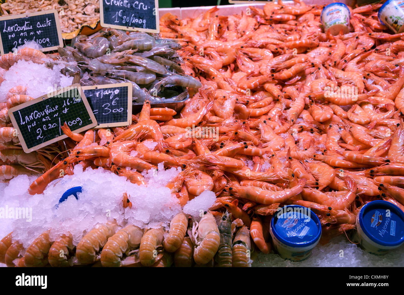 Piatti a base di frutti di mare freschi per la vendita su un mercato in stallo, Francia, Europa Foto Stock