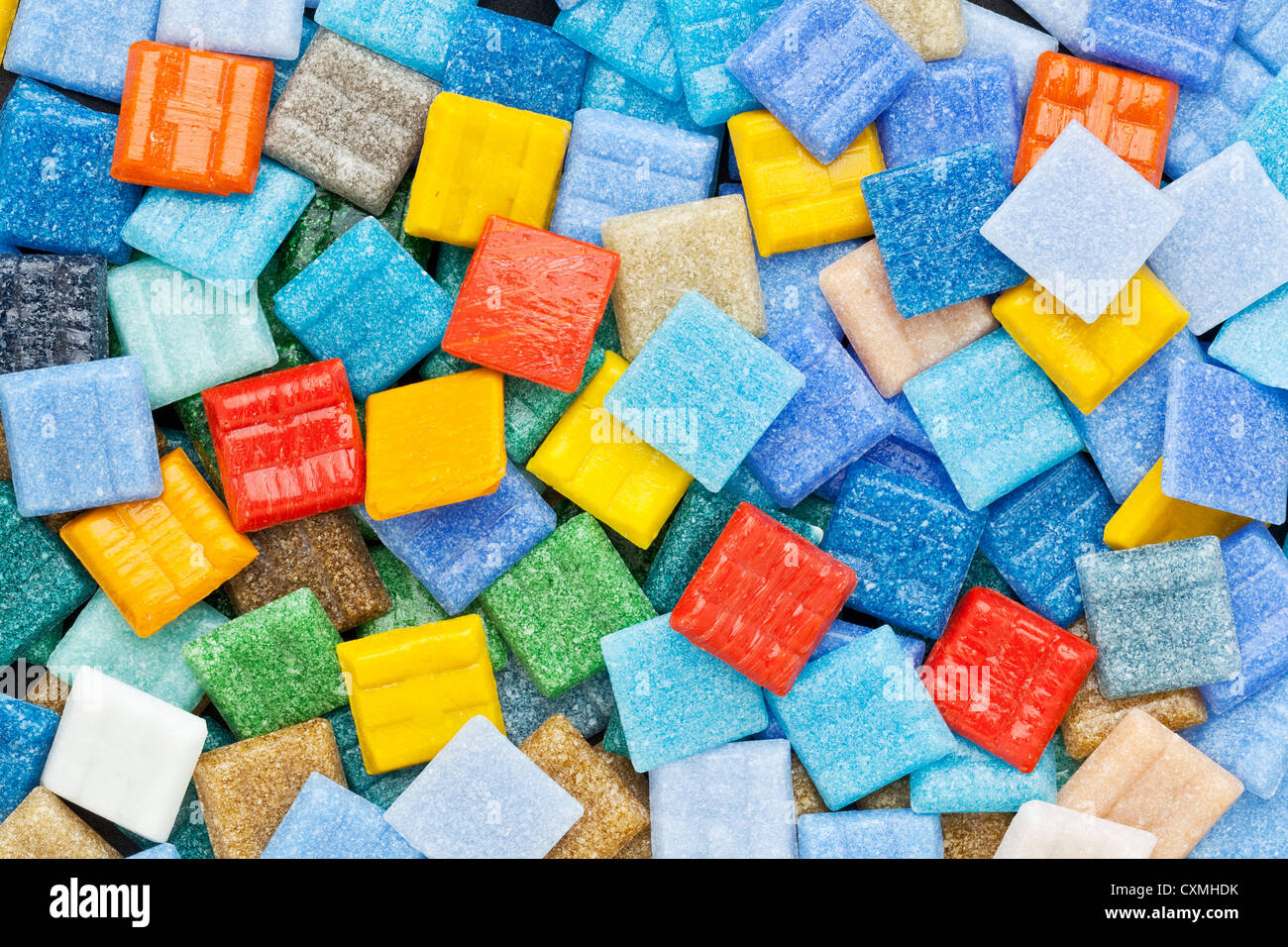 Sfondo casuale di vetro colorato di piastrelle a mosaico con una dominante di colore blu Foto Stock