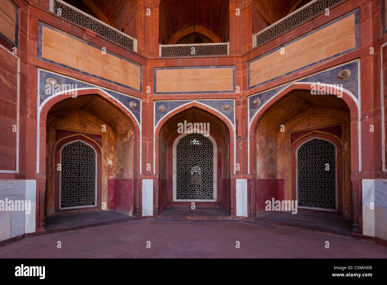 Arcata con marmo scolpito finestra. Stile Mughal. La tomba di Humayun, Delhi Foto Stock