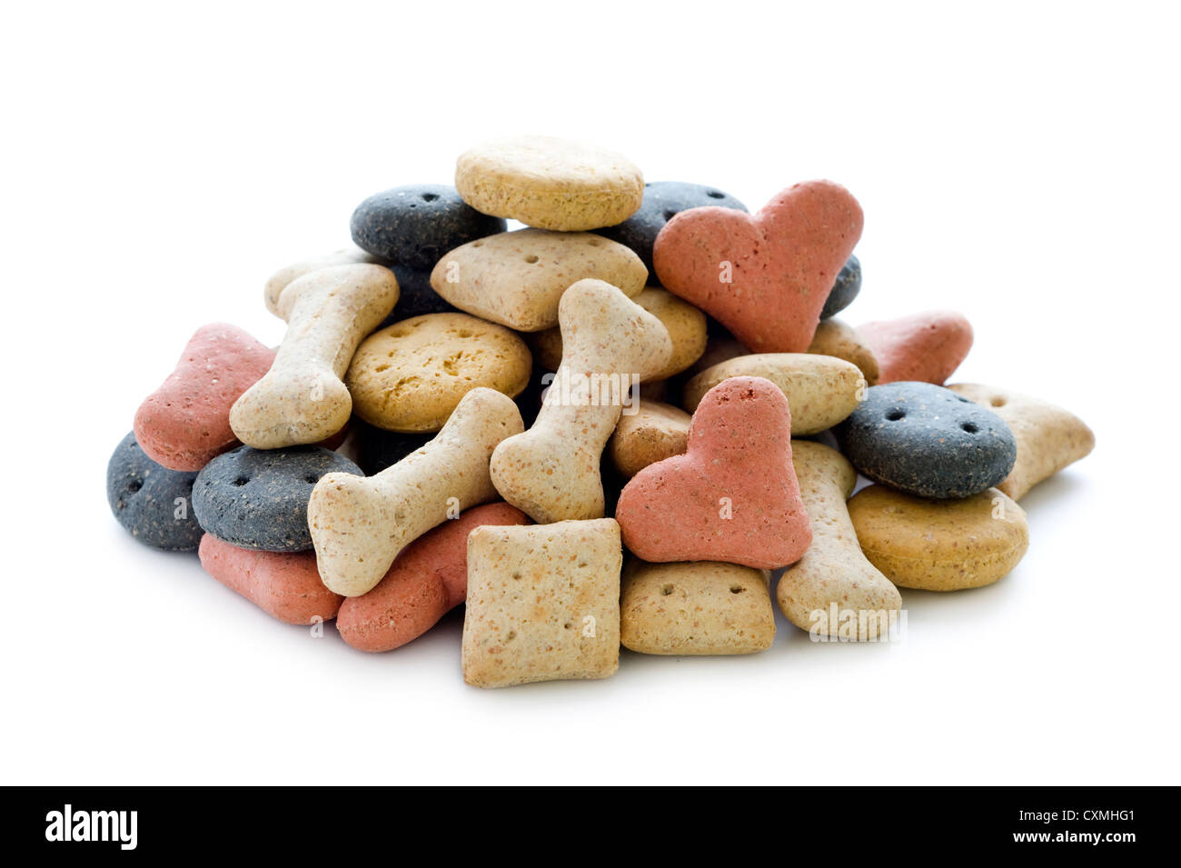 Secchi per cani biscotti in un heap isolati su sfondo bianco Foto Stock