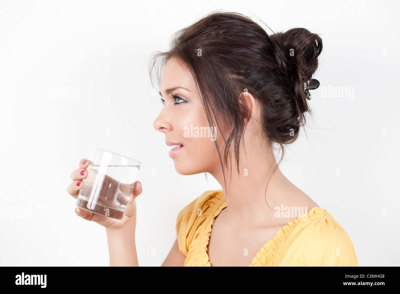 Donna di bere acqua da un bicchiere Foto Stock