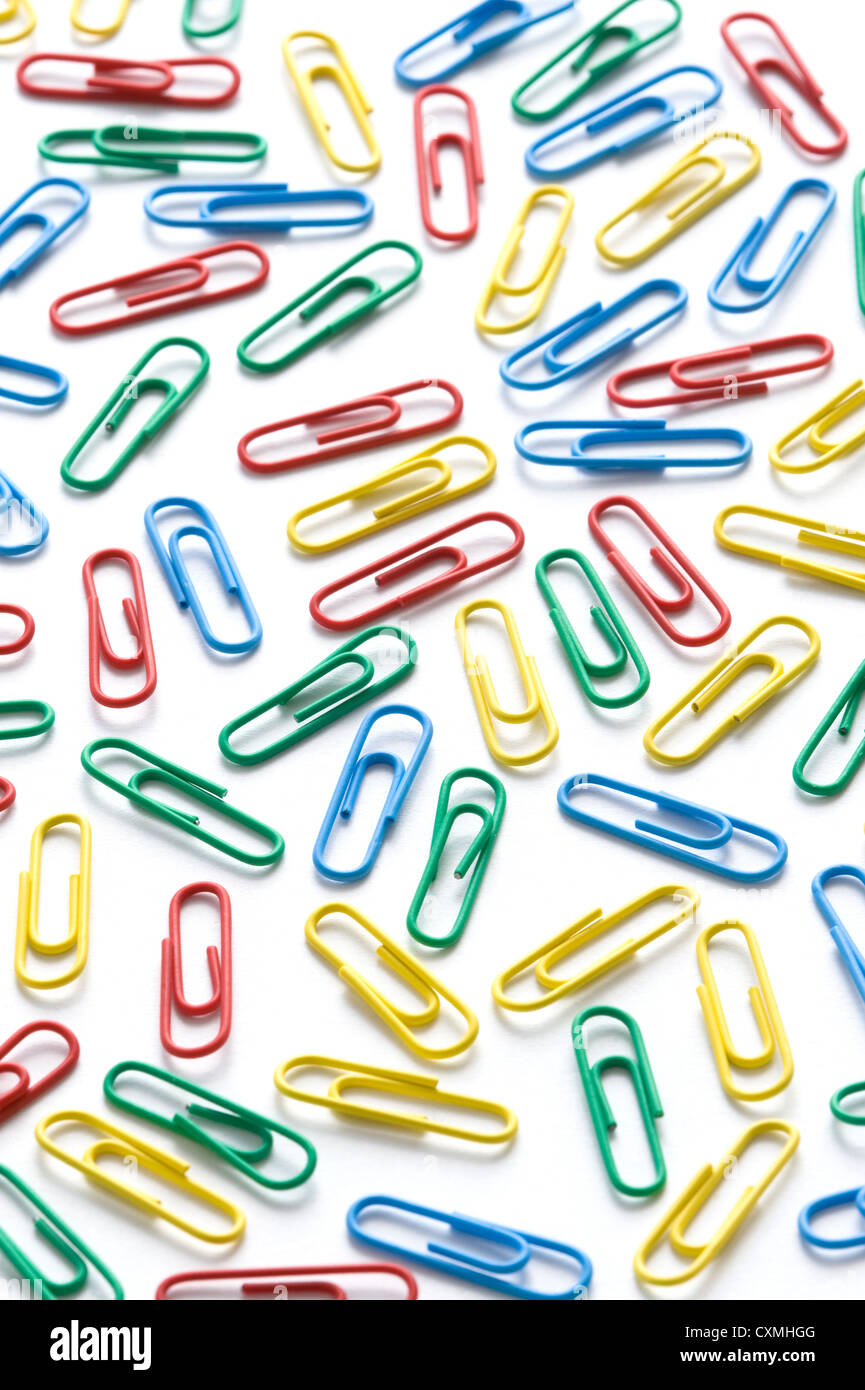 Colorati policromi le graffette isolate su sfondo bianco Foto Stock