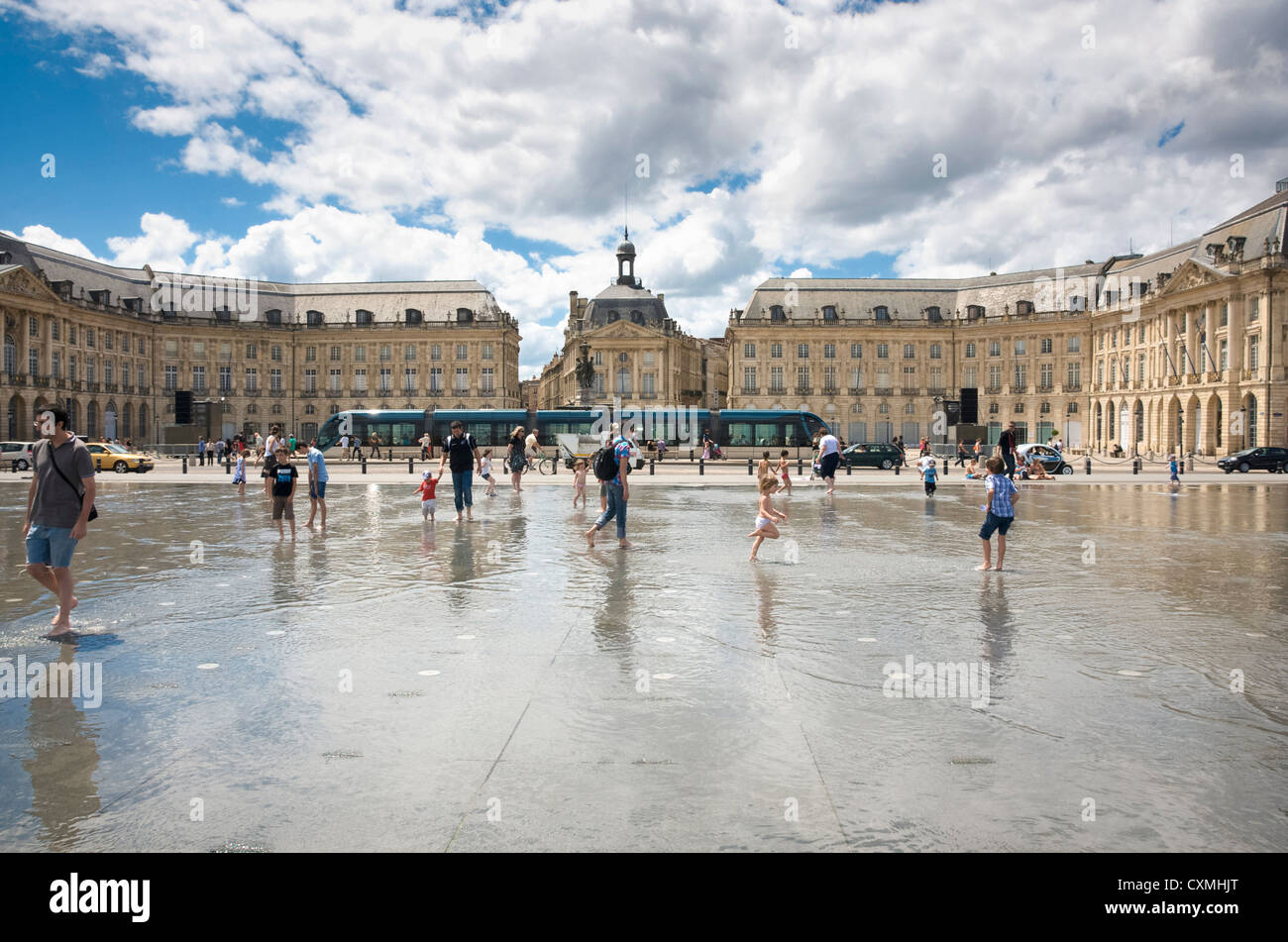 Bordeaux, Francia - specchio di acqua arte pubblica su Stock Exchange Square a Bordeaux Centro città Foto Stock