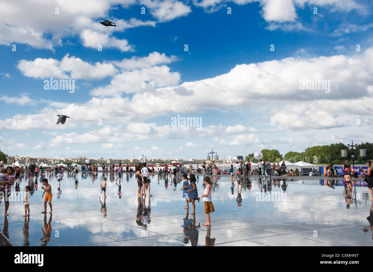 Il specchio di acqua arte pubblica riflette il cielo su Stock Exchange Square, città di Bordeaux, Francia, Europa Foto Stock