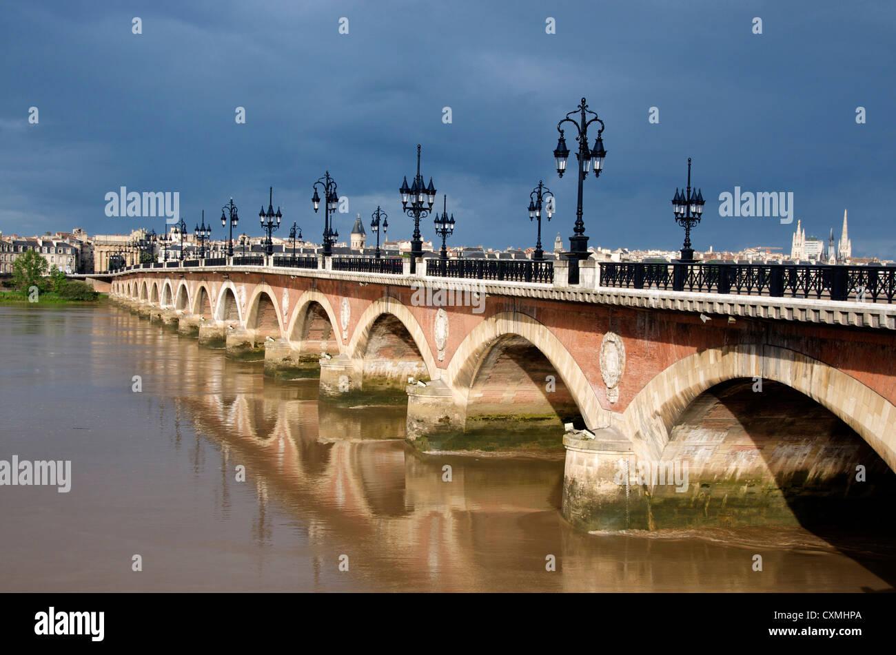 Il Pont de Pierre ponte che attraversa il fiume Garonne, Bordeaux, Francia nel centro della città Foto Stock