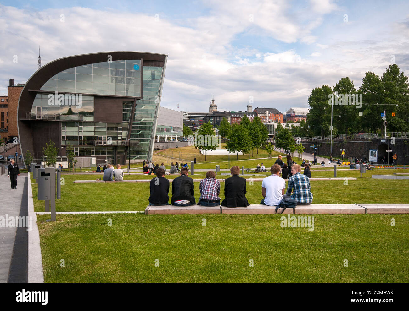 Gli adolescenti seduti di fronte al museo di arte moderna Kiasma di Helsinki, Finlandia Foto Stock