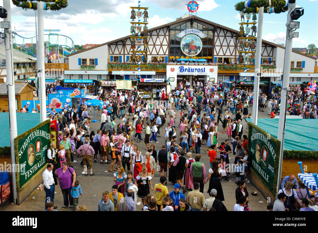 Vista panoramica di scene di strada e birra tenda al mondo più grande festa della birra " Oktoberfest a Monaco di Baviera, Germania, il Land della Baviera Foto Stock