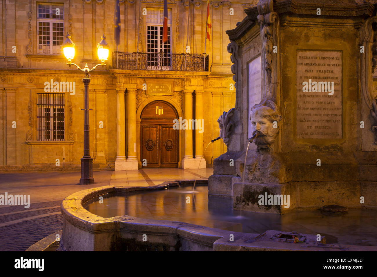 La fontana e la facciata del Hotel de Ville a Place de l'Hotel de Ville, Aix-en-Provence, Francia Foto Stock