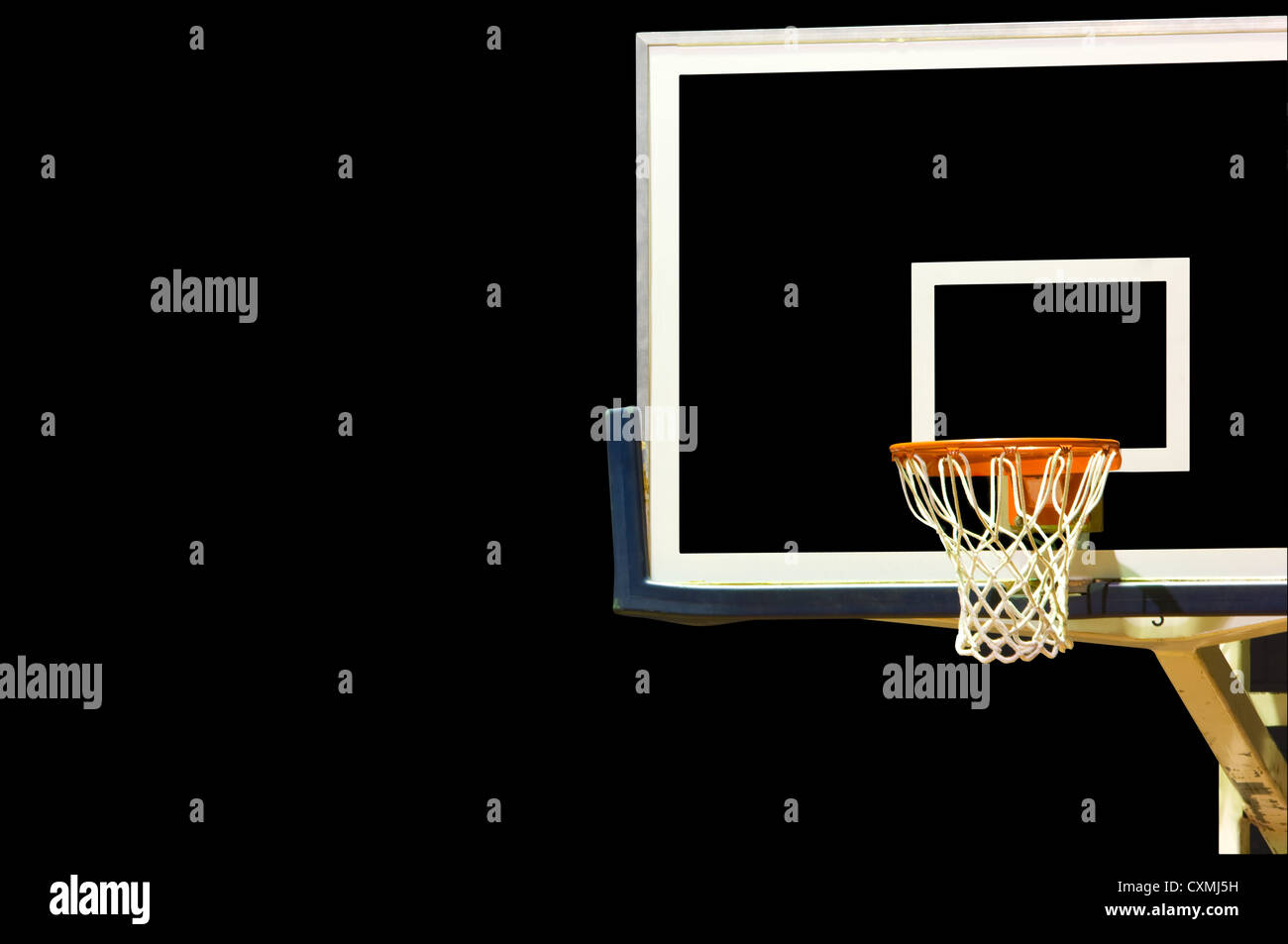 Un vetro obiettivo di pallacanestro su uno sfondo nero con spazio di copia Foto Stock