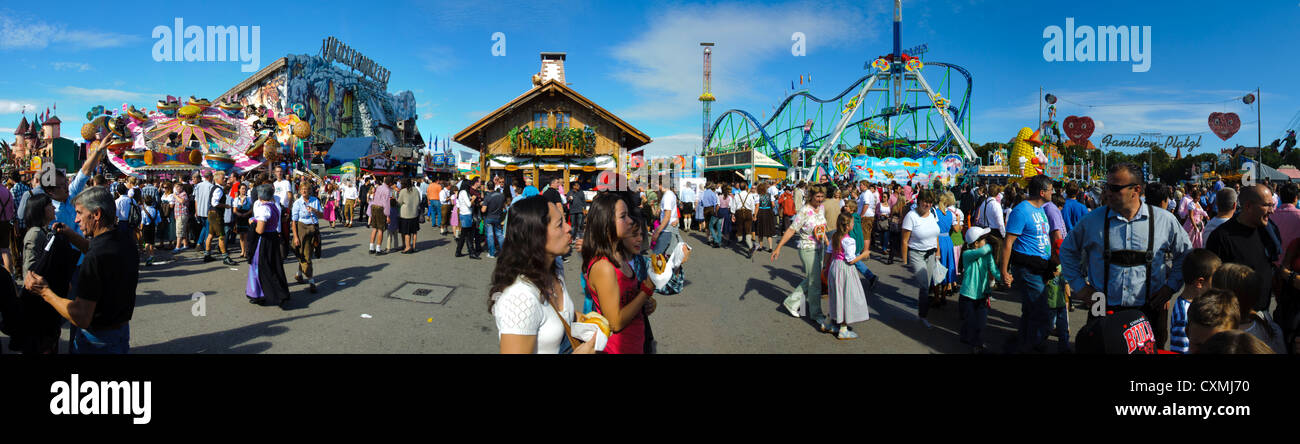 Vista panoramica di scena di strada al mondo più grande festa della birra " Oktoberfest a Monaco di Baviera, Germania, il Land della Baviera Foto Stock