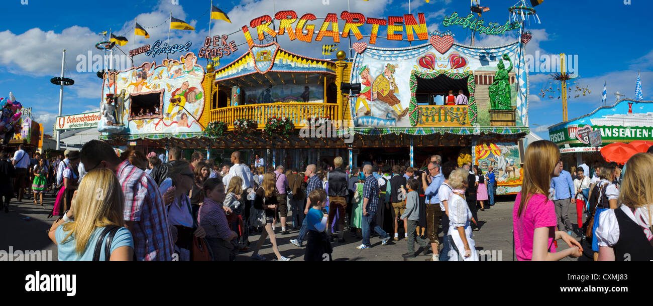 Vista panoramica di scena di strada al mondo più grande festa della birra " Oktoberfest a Monaco di Baviera, Germania, il Land della Baviera Foto Stock