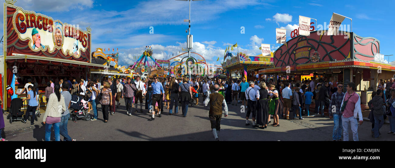 Vista panoramica di scena di strada al mondo più grande festa della birra " Oktoberfest a Monaco di Baviera, Germania, il Land della Baviera Foto Stock