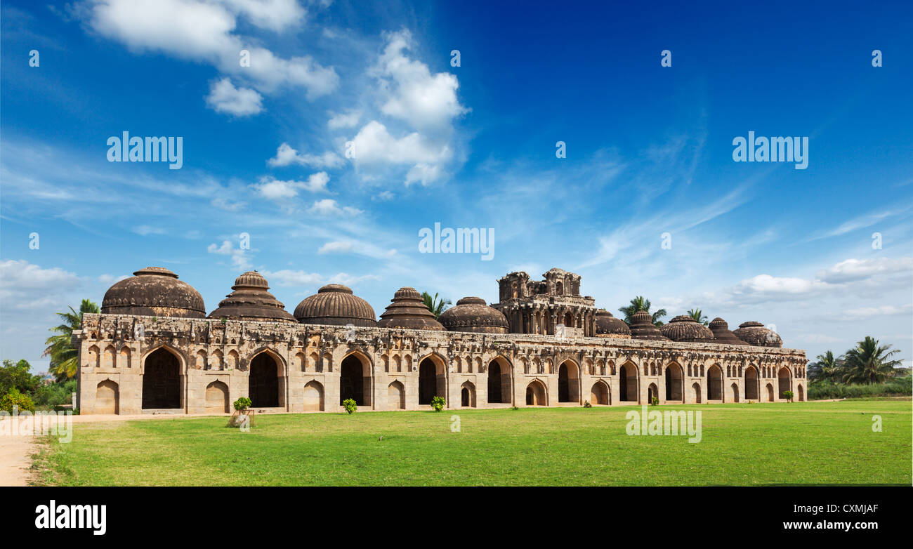 Ruderi di antiche scuderie di elefante, Royal Centre. Hampi, Karnataka, India. Foto Stock