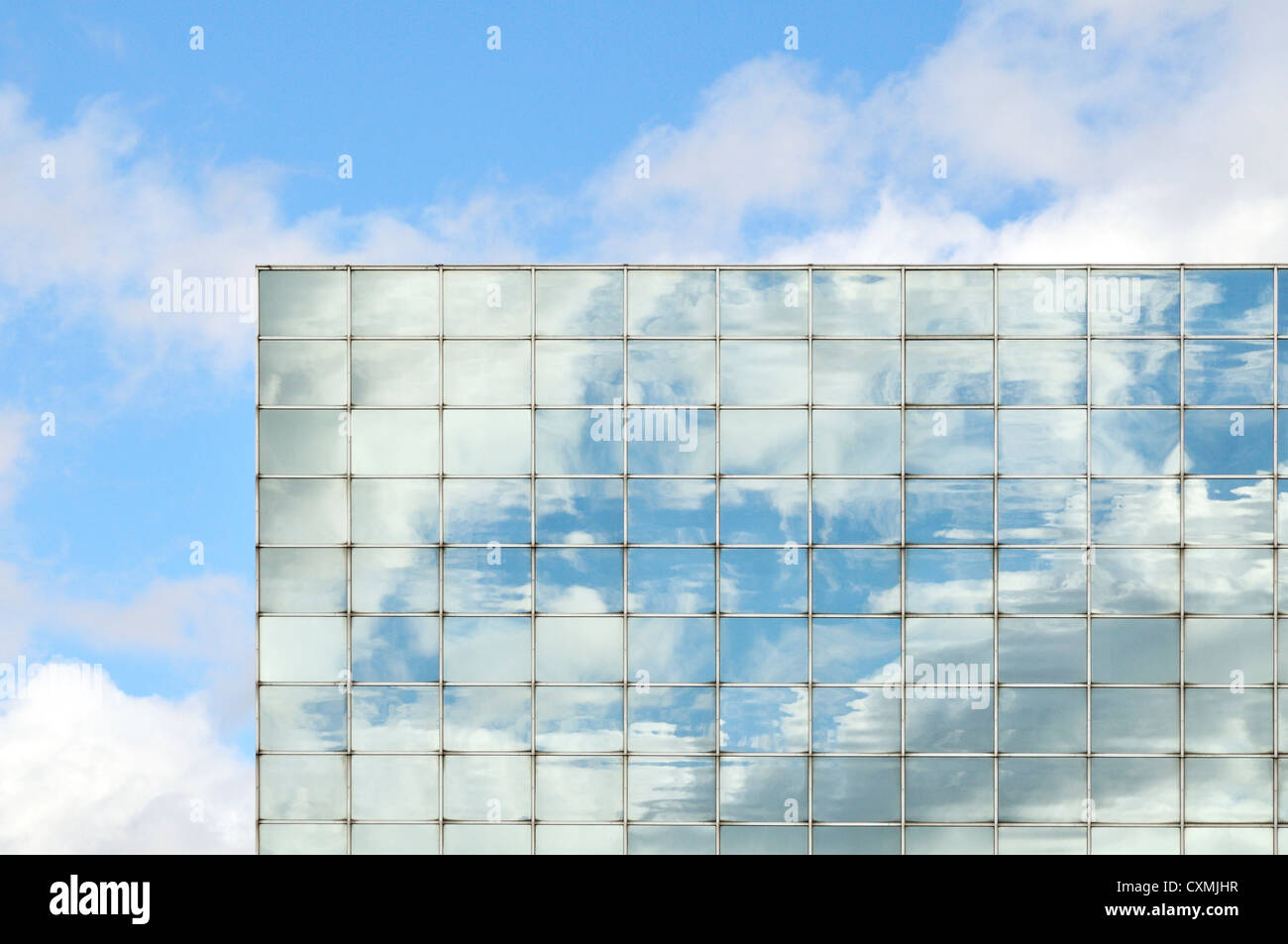 Nuvole riflettono in un edifici vetro specchiato windows Foto Stock