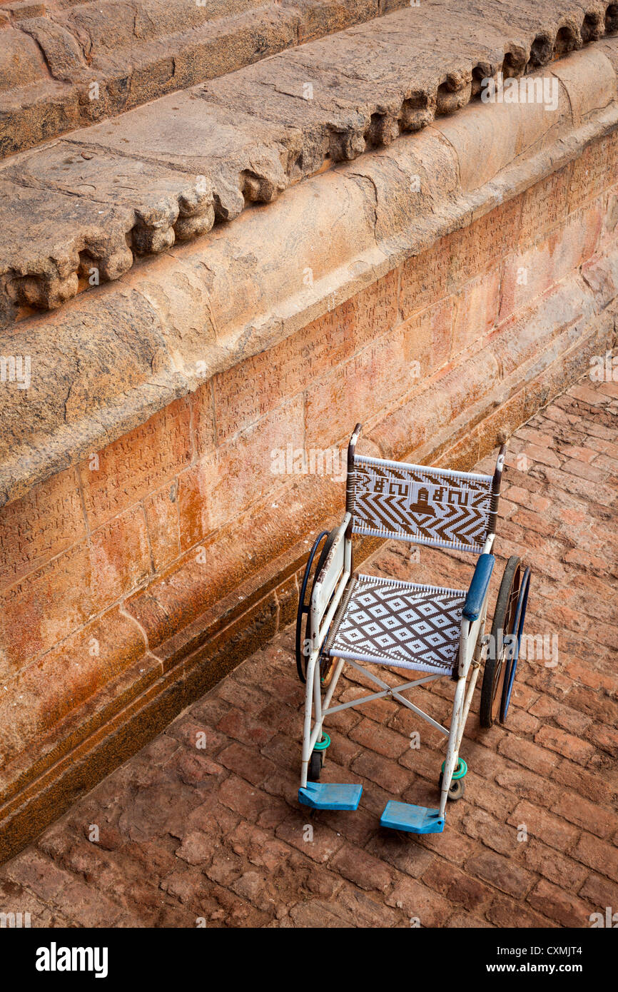 Sedia a rotelle pubblica nel Tempio Brihadishwarar (Tempio Brihadishwara - uno dei grandi templi viventi dei Chola Foto Stock