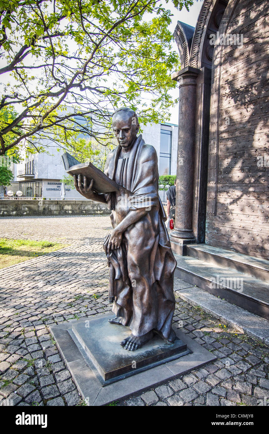 1 di 7 statue in bronzo di Hannover in Germania dedicata alla memoria di 1837 manifestanti, Goettingen sette professori. Foto Stock