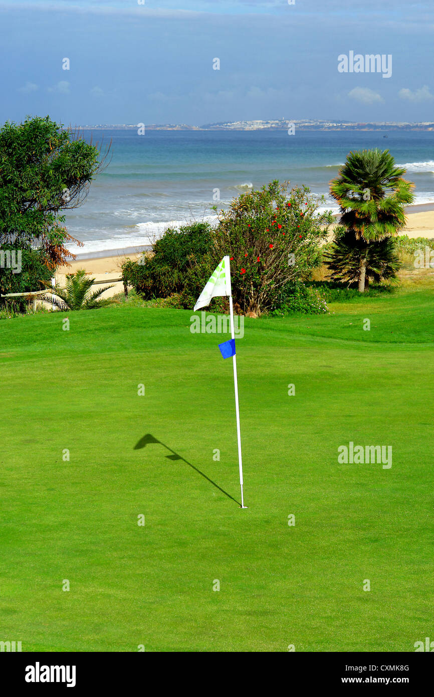 Algarve spiaggia e golf scenario costiero, Portogallo Foto Stock