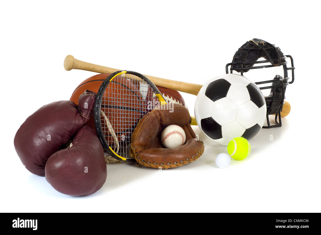 Un assortimento di attrezzature sportive tra cui guantoni da pugilato, racchetta da tennis, catcher's mask, mazza da baseball e varie sfere Foto Stock