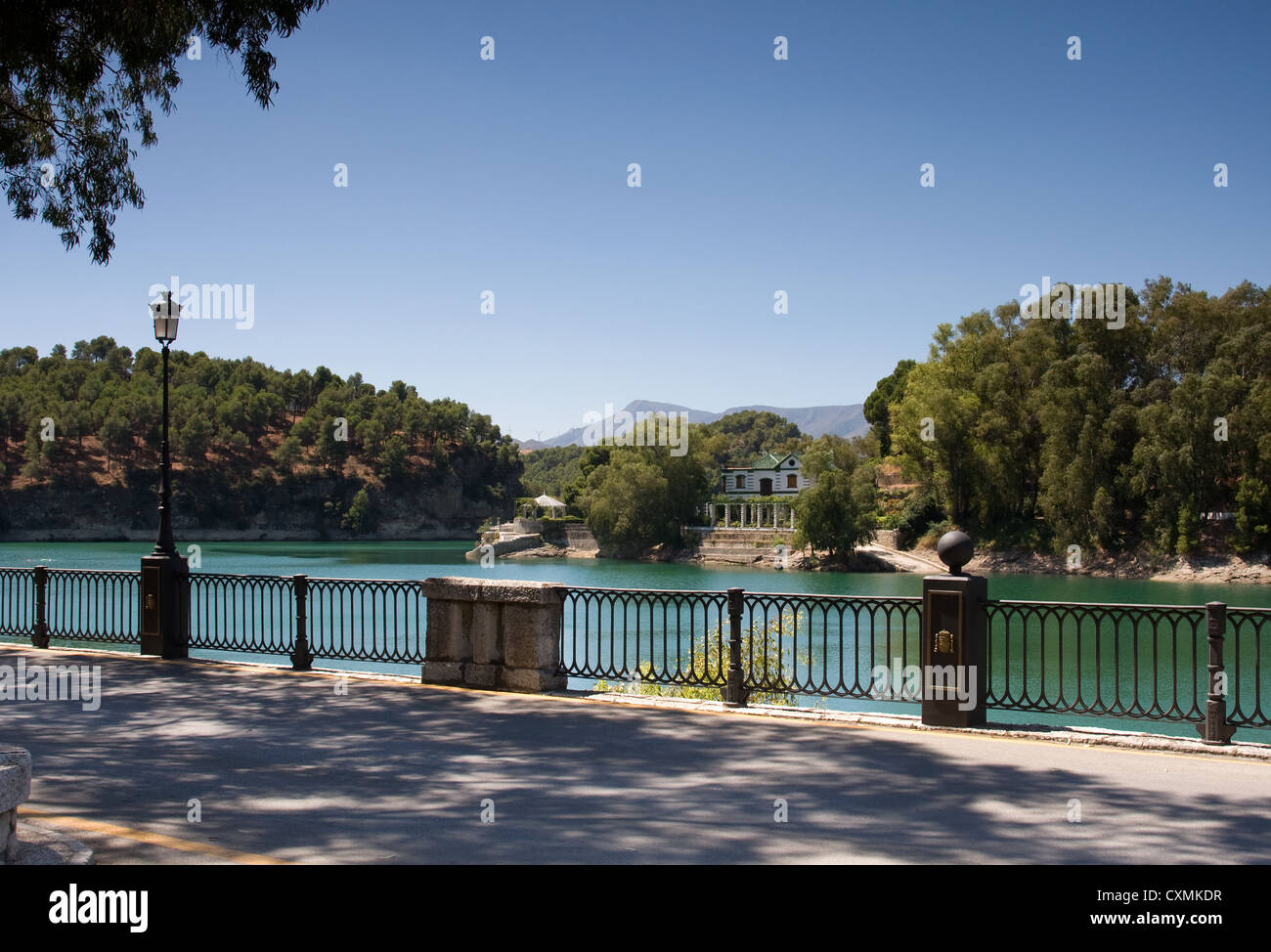 El Chorro Andalusia Spagna lato lago pezzata ombra Foto Stock