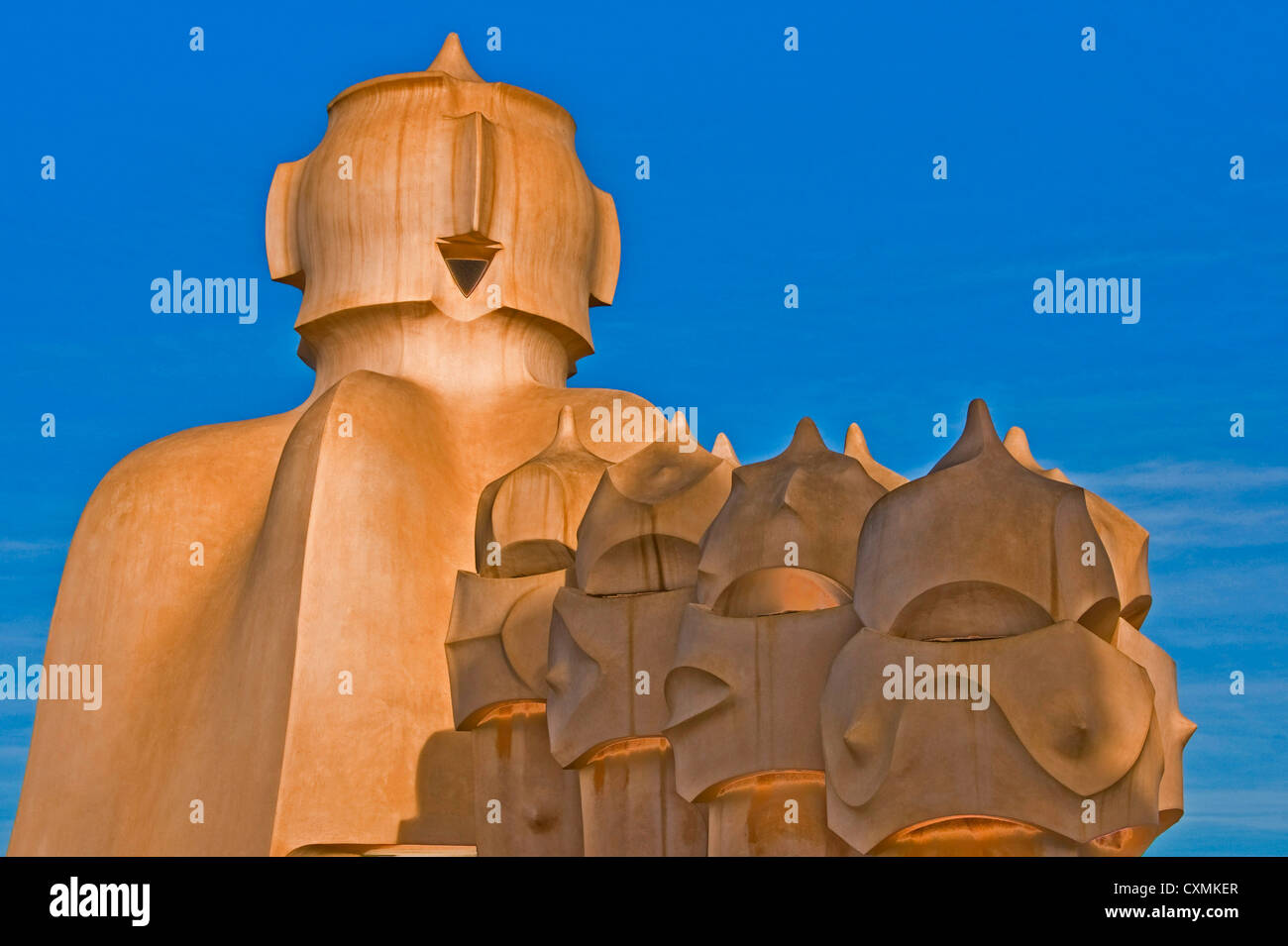 Antoni Gaudi scultura (camini, bocchette) sul tetto del Museo La Pedrera di Barcellona Foto Stock