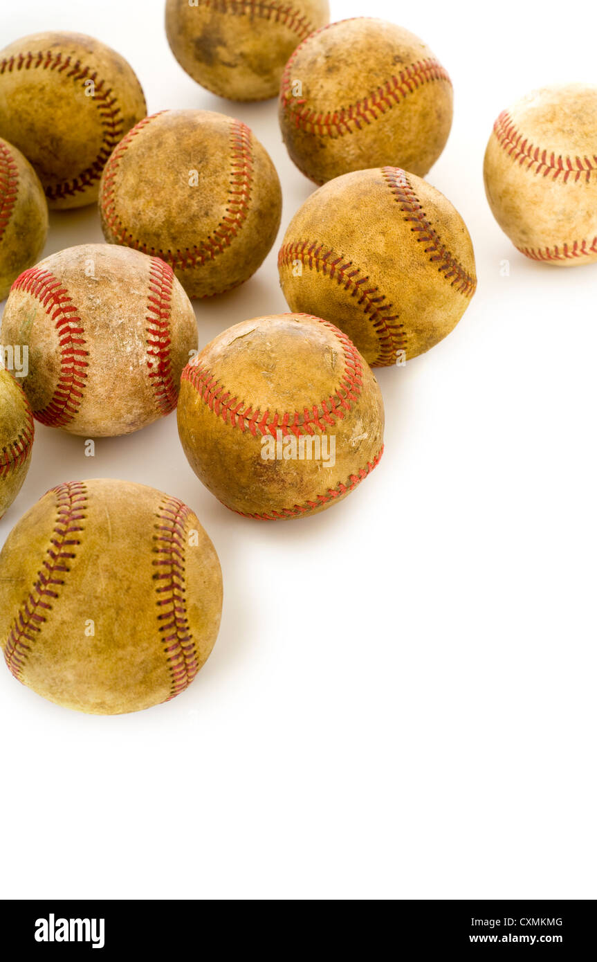 Uno sfondo di vintage, antiquariato e vecchi baseballs su uno sfondo bianco con spazio di copia Foto Stock
