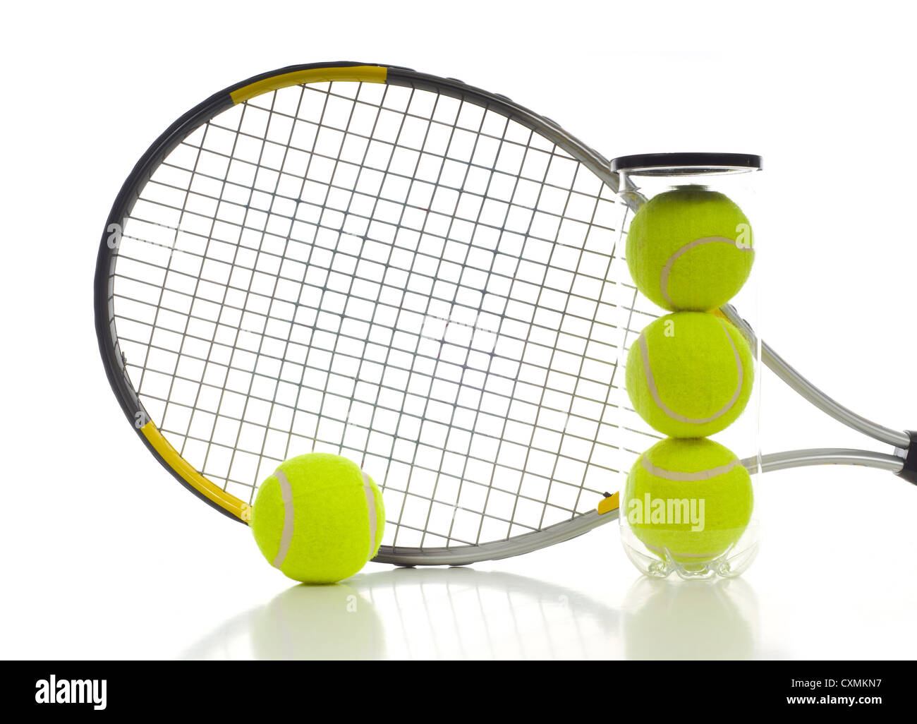 Nuova palla da tennis e una racchetta da tennis su sfondo bianco con spazio di copia Foto Stock