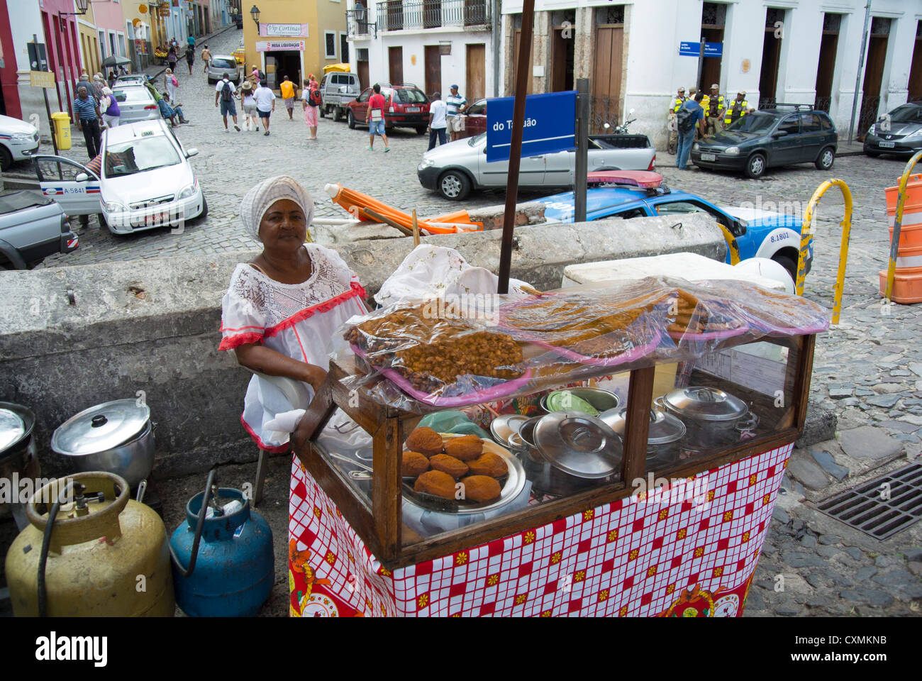 Salvador de Bahia, Brasile, donna locale che vende cibo anima in stand in strada Foto Stock