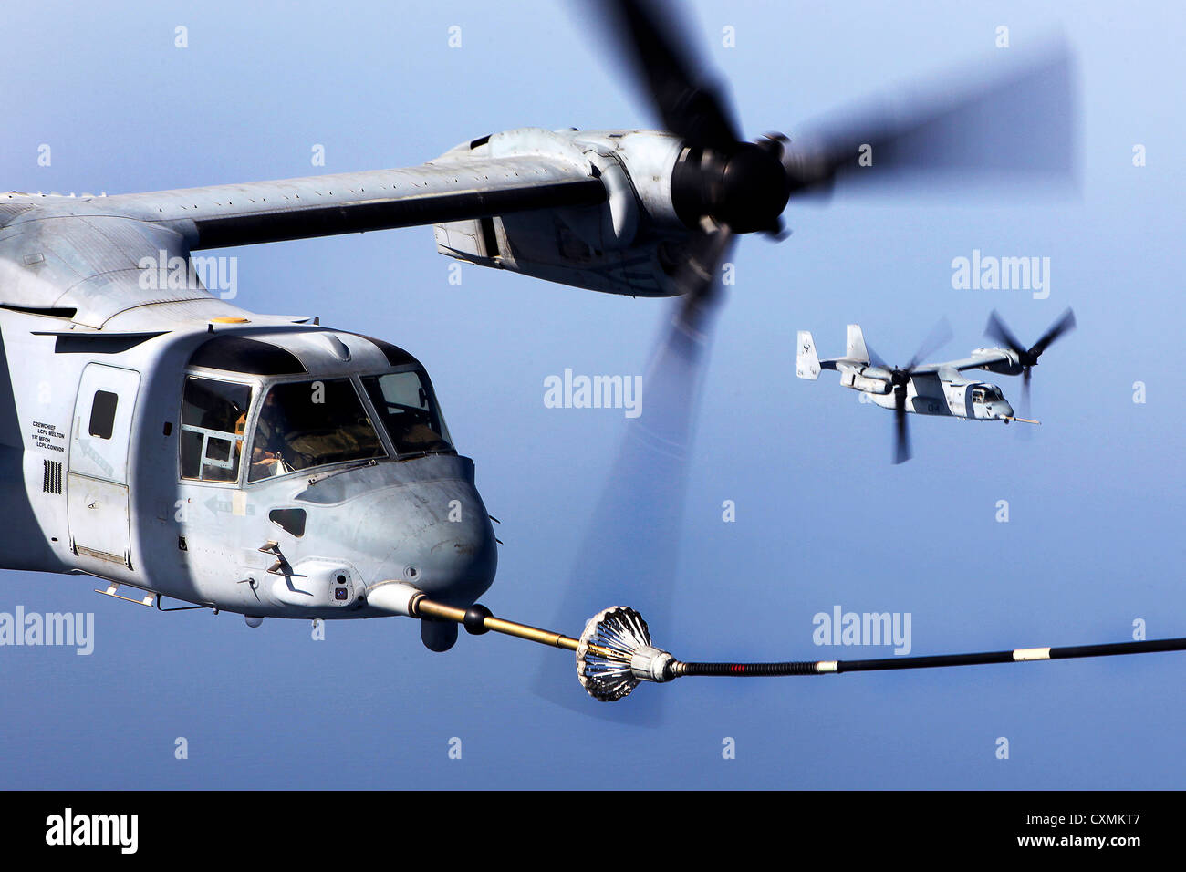 Un marine statunitense MV-22B Osprey si collega al tubo di rifornimento di un KC-130J Hercules antenna durante il rifornimento di carburante al 23 settembre 2012. Foto Stock