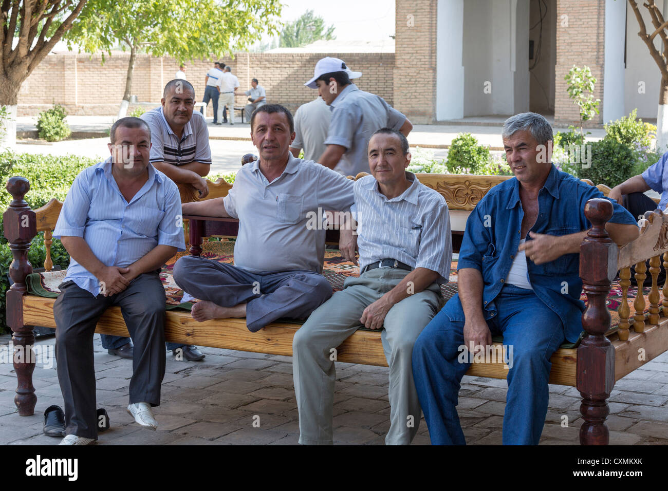 Gli uomini uzbeki in attesa di rottura della loro rapidità durante il Ramadan, Shahr-i Sabz, Uzbekistan Foto Stock