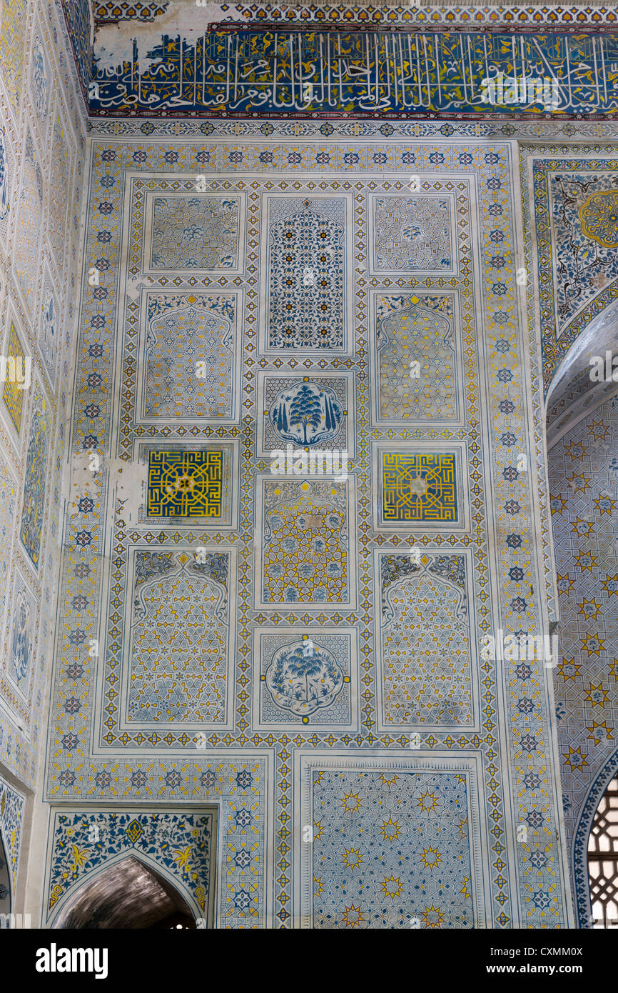 Deatil del dipinto sul muro, Kok Gumbaz moschea, Dorut Tilovat (Dorut Tilavat) complesso, Shakhrisabz, Uzbekistan Foto Stock