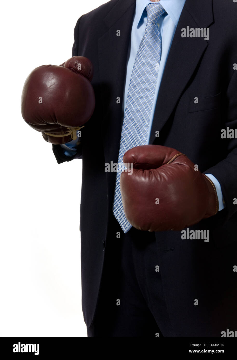 Business man in tuta con i guantoni nella parte anteriore del bianco. Simbolo della difficoltà di business Foto Stock