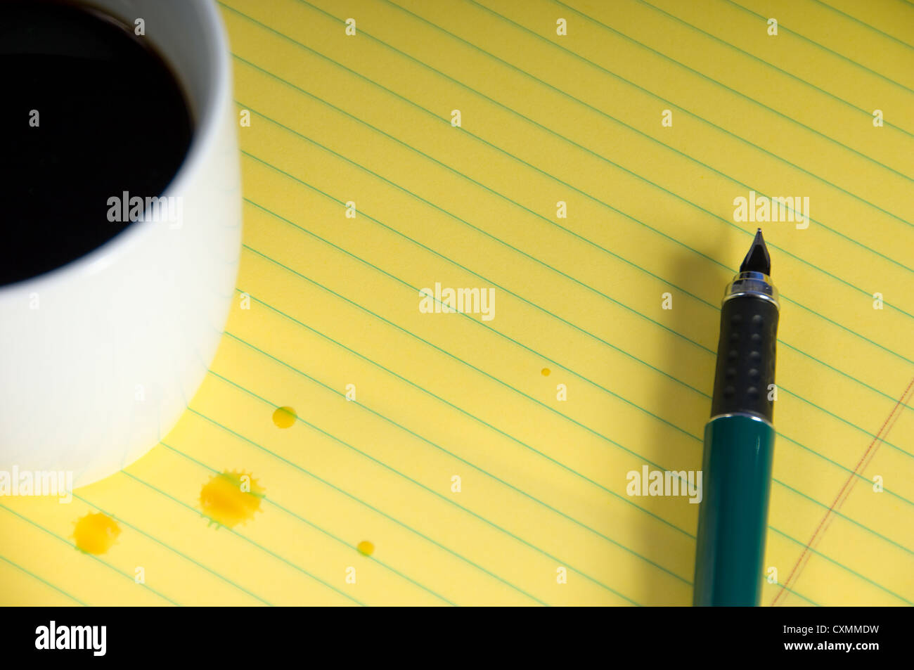 Il caffè sul giallo pad legale con penna- inserire il proprio testo o grafica Foto Stock