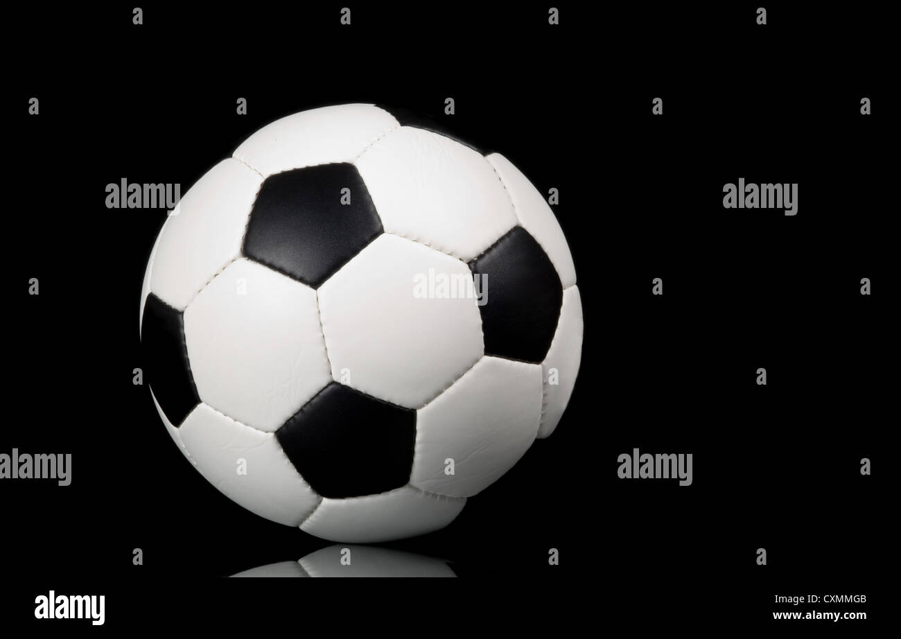 Calcio - pallone da calcio su sfondo nero con la riflessione Foto Stock