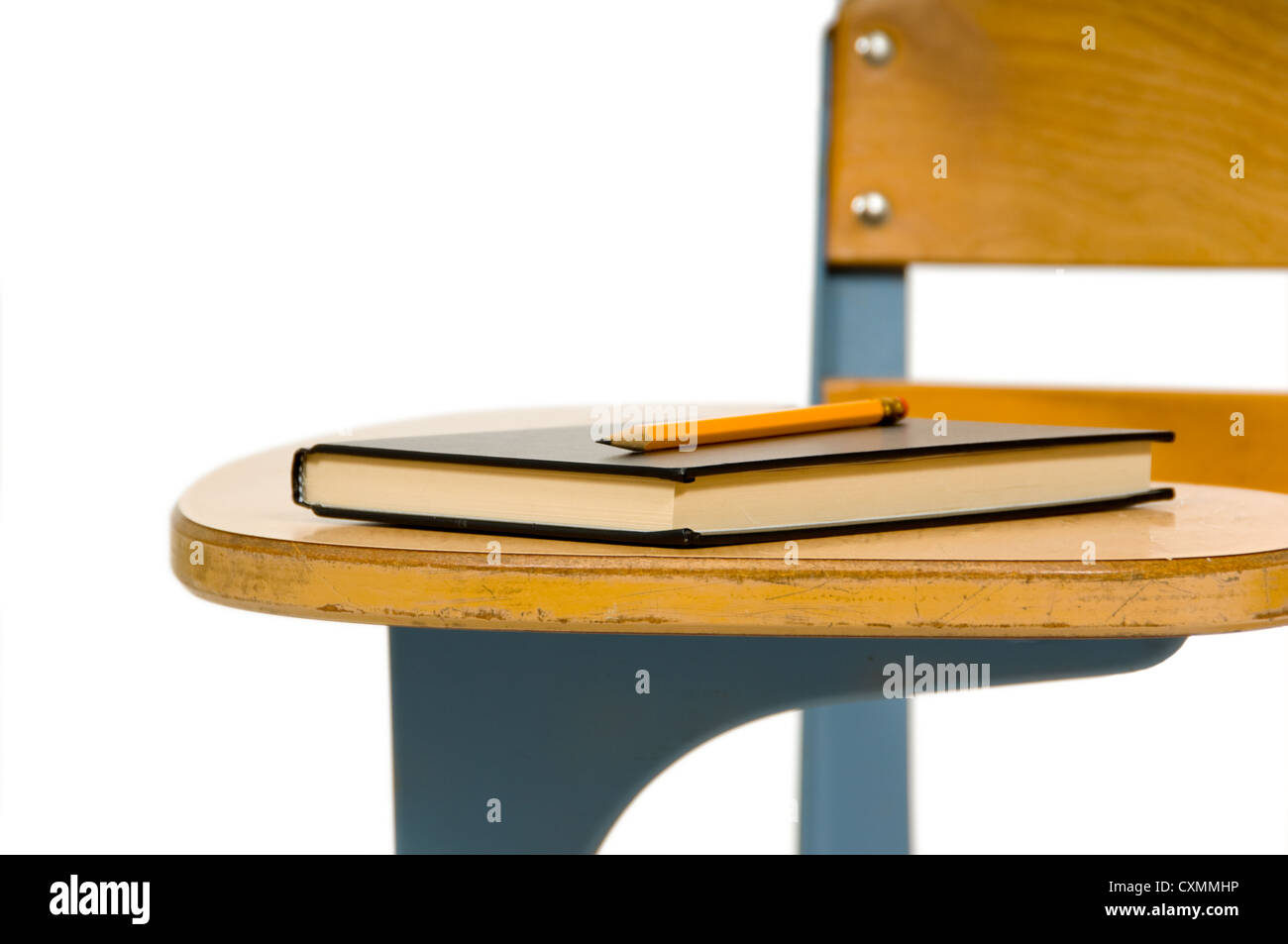 Banco di scuola con libro e matita Foto Stock