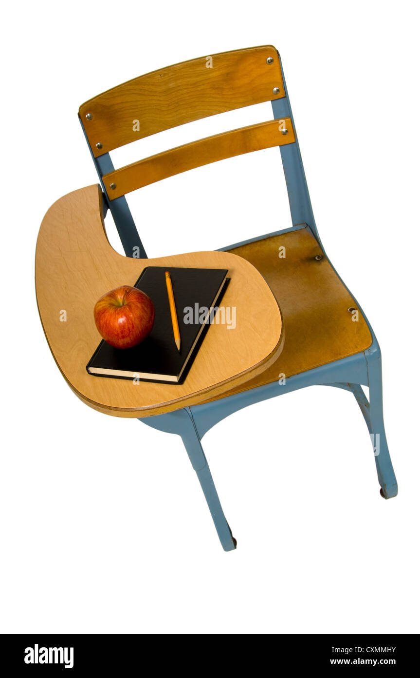 Vintage banco di scuola con i libri e le mele su sfondo bianco Foto Stock