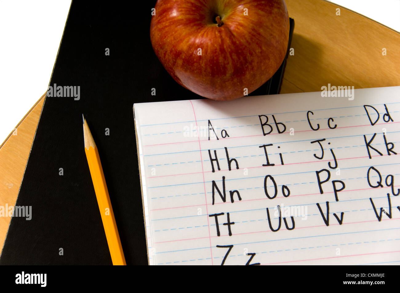 Manoscritto alfabeto con Libro, apple e matita su scrivania Foto Stock