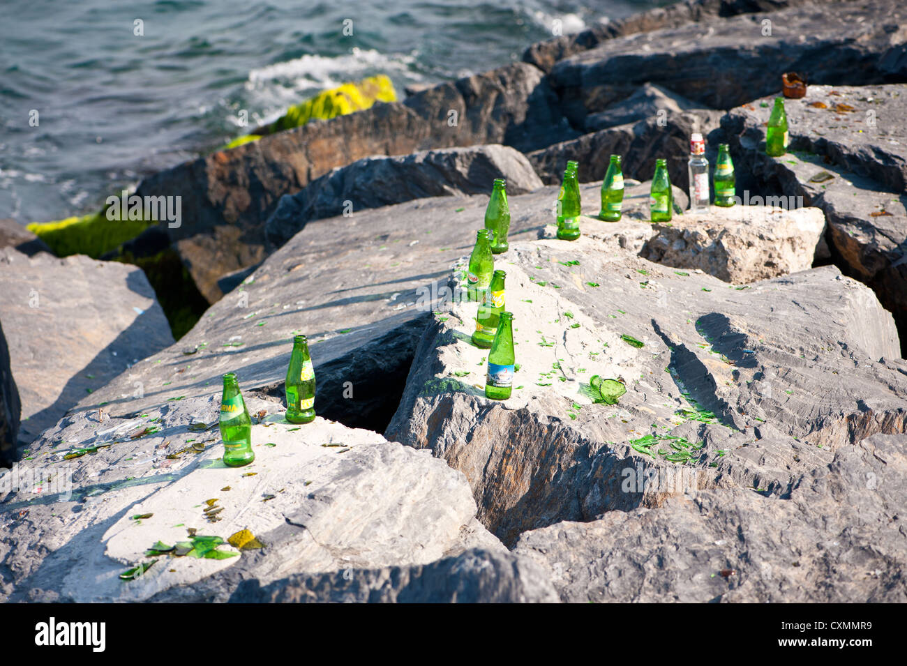 La pratica di destinazione con le bottiglie per il mare Foto Stock