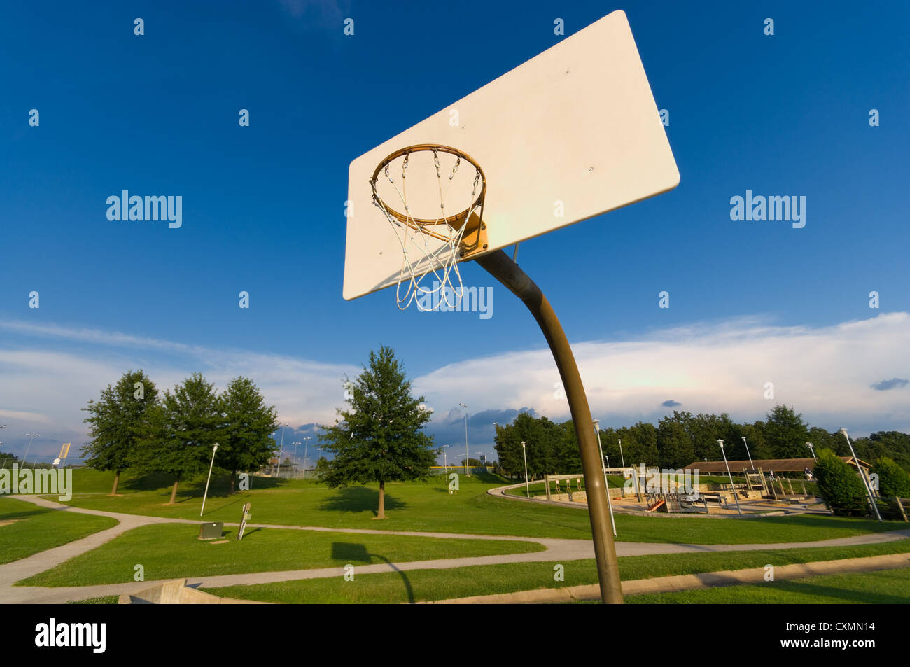 Basketball hoop con un cielo blu di sfondo in un parco Foto Stock